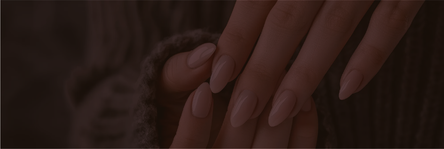 Pose gel polish nude beige sur ongles en amande, finition brillante longue tenue