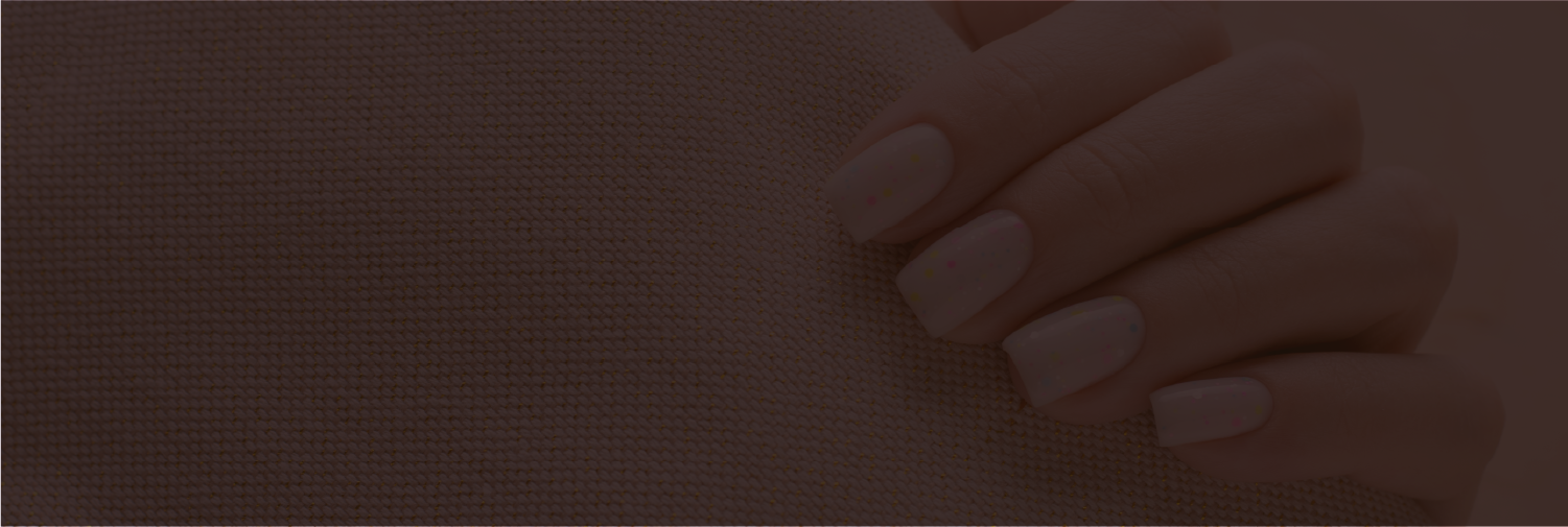 Manucure nude pailletée réalisée avec gel UV, nail art délicat pour salon professionnel