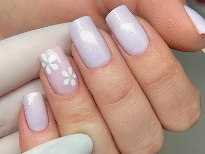 fleurs ongles printemps design floral manucure